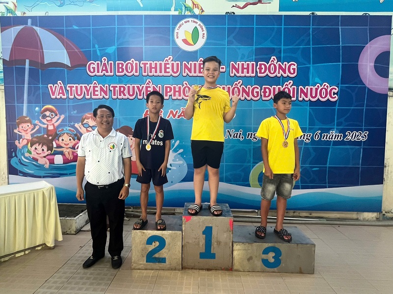 1.6.9 trao huy chuong cho cac cu ly_2.jpg