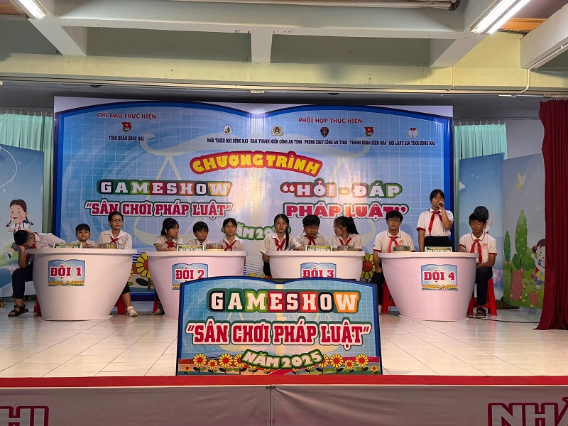 Gameshow Sân chơi pháp luật_2.jpg