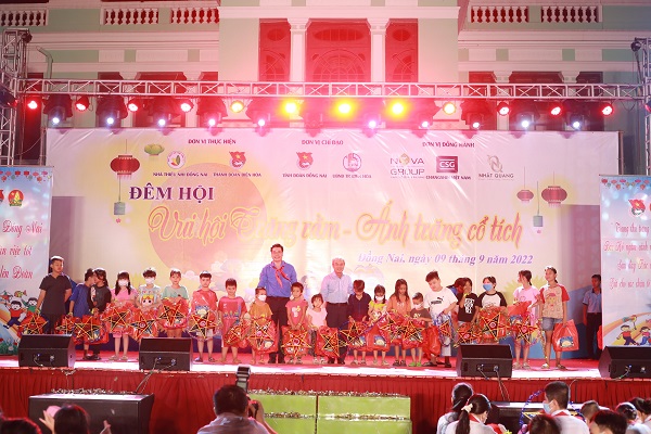 Lanh dao phat qua trung thu-2_2.jpg