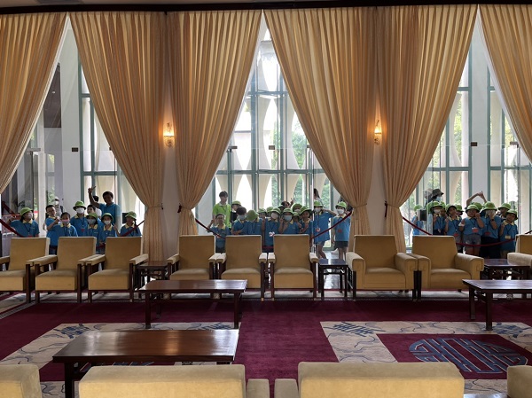 4. tham quan dinh_2.jpg