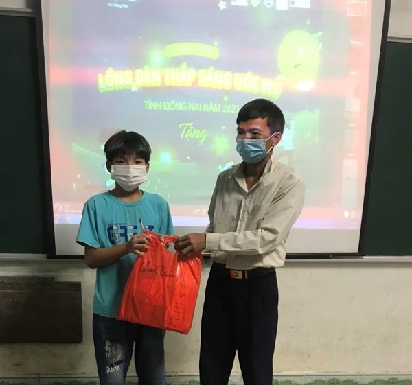 Công đoàn tặng quà trung thu_2.jpg