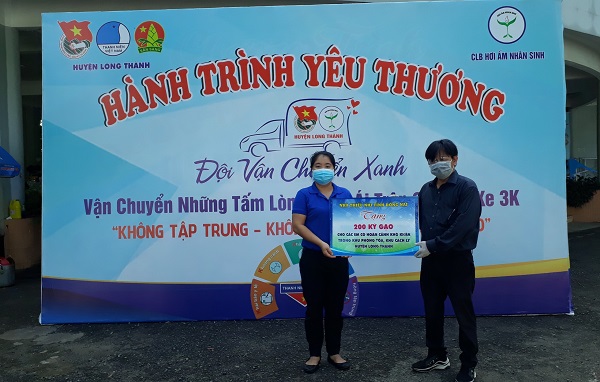 anh tang qua gạo thiếu nhi vùng dịch_2.jpg